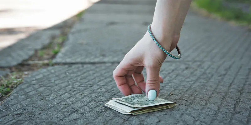 Mỗi giấc mơ nhặt được tiền đều liên quan đến các con số mang lại may mắn